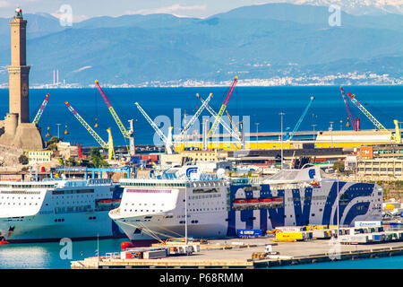 Dettaglio dal porto di Genova in Italia. Il porto di Genova è il principale porto italiano. Foto Stock