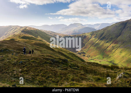 Cadde walkers sul Beda cadde con la valle Boredale e St domenica roccioso al di là. Parco Nazionale del Distretto dei Laghi, Cumbria, Inghilterra. Foto Stock