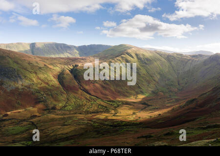 Vista su Bannerdale da Beda cadde verso il resto Dodd con sollevamento elevato al di là nel Parco Nazionale del Distretto dei Laghi, Cumbria, Inghilterra. Foto Stock