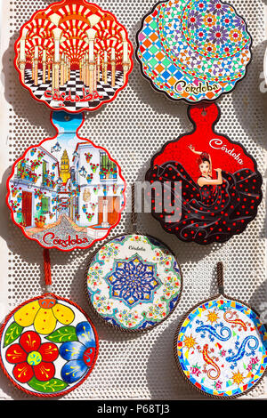 Andalucia Spagna, vista di una mostra di colorati piatti di ceramica souvenir in vendita al di fuori di un negozio di articoli da regalo a Cordoba (Cordova), Spagna. Foto Stock