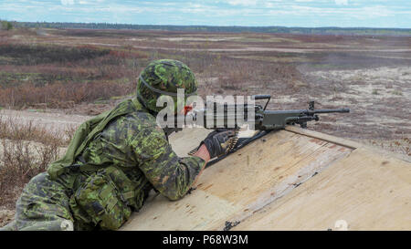 Un esercito canadese paracadutista assegnato il 3° Royal Canadian Regiment, si qualifica con un C9A2 Mitragliatrice durante la collina 187 concorrenza, l'evento culminante per il funzionamento Viking Taloni, su Garrison Petawawa, Ontario, 17 maggio 2016. Un plotone dal 2° Battaglione, 325Airborne Reggimento di Fanteria, 2° Brigata Team di combattimento, ottantaduesima Airborne Division, comandata dal 3° RCR durante il Viking Taloni, sono stati invitati a partecipare, e successivamente ha vinto il concorso, prendendo la seconda Lt. Ed Hollyer trophy. Il concorso prende il nome dall'ultima e impegno più sanguinosi della guerra di Corea per il Foto Stock