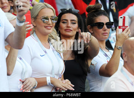 Megan Davison, fidanzata di Inghilterra portiere Giordania Pickford (sinistra) Annie Kilner, fidanzata di Inghilterra del Kyle Walker (centro) e Rebecca Vardy, moglie di Inghilterra del Jamie Vardy durante la Coppa del Mondo FIFA Gruppo G corrispondono a Kaliningrad Stadium. Foto Stock