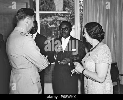 Maurice Yaméogo con il Ministro degli Affari Esteri israeliano, Golda Meir 1961. Maurice Yaméogo (31 dicembre 1921 - 15 settembre 1993) è stato il primo Presidente della Repubblica dell' Alto Volta, ora chiamato Burkina Faso Foto Stock