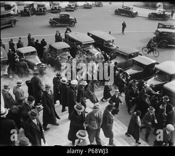 USA: percorso di polizia comunisti con gas lacrimogeni a dimostrazione durante il congresso di apertura. In questa fotografia, presi dai gradini del Campidoglio, mostra i comunisti fresatura circa in una nube di gas lacrimogeni, che la polizia utilizzato per rompere una dimostrazione durante la fase di apertura della settantunesima congresso. Foto Stock