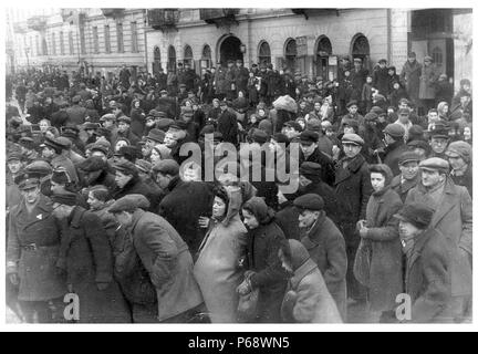 La folla degli Ebrei nel ghetto di Varsavia; Polonia 1942 Foto Stock