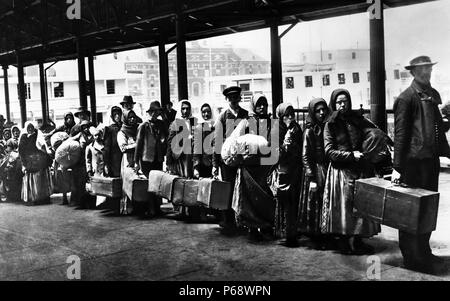 Gli immigrati su Ellis Island a centro di accoglienza; New York City; 1902 Foto Stock