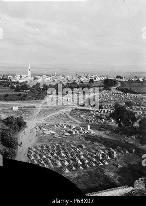 Ramleh il Cimitero di guerra, Israele. Il cimitero fu fondato durante la Prima Guerra Mondiale e contiene circa 3.300 Commonwealth sepolture da questo conflitto e un ulteriore 1,168 dalla Seconda Guerra Mondiale. Ci sono anche centinaia di tombe di altre nazionalità e alcuni non-war graves. Foto Stock