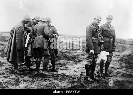 Fotografia del generale inglese Maresciallo di Campo Edmund Henry Hynman Allenby, primo Visconte Allenby (1861-1936) e di Re Alberto I del Belgio (1875-1934). Datata 1915 Foto Stock