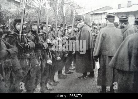 Fotografia del maresciallo Joseph Joffre (1852-1931) francese generale durante la Prima Guerra Mondiale è visto qui rivedendo i soldati. Datata 1915 Foto Stock