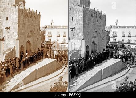 Fotografia del generale inglese Maresciallo di Campo Edmund Henry Hynman Allenby, primo Visconte Allenby (1861-1936) al King David Citadel, vicino alla Porta di Jaffa, all'inizio del mandato britannico. Datata 1917 Foto Stock