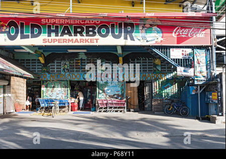 Vista del colorato entroterra porto vecchio supermercato in Puerto Viejo de Talamanca, Costa Rica Foto Stock