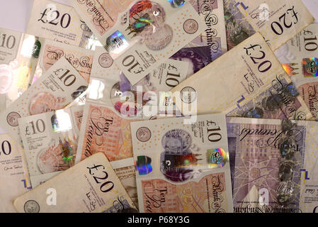 Un gran numero di valuta britannica di venti e dieci pound banconote come immagine di sfondo. Foto Stock
