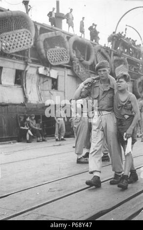 Fotografia di un bambino malato di essere presi dall'Esodo. La nave portato gli ebrei emigranti provenienti dalla Francia a British obbligatorio in Palestina. La maggior parte degli emigrati erano sopravvissuti all Olocausto che non avevano l'immigrazione legale certificati per la Palestina. La British Royal Navy sequestrato la nave e deportati tutti i passeggeri per tornare all'Europa. Datato 1947 Foto Stock