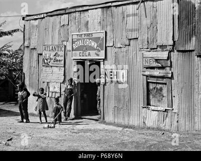 Marion Post Wolcott fotografia raffigurante: quarti viventi, il negozio e la juke joint per operai migratori vicino al Canal punto, Florida, 1941 Foto Stock