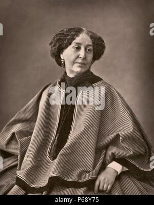 Fotografia di George Sand (1804-1876) romanziere francese e memoirist. Ella è ugualmente ben noto per il suo molto pubblicizzate affari romantico con un numero di artisti tra cui il pianista Frédéric Chopin e lo scrittore Alfred de Musset. Del 1864 Foto Stock