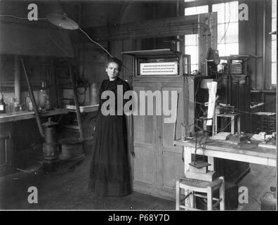 Fotografia di Marie Sklodowska-Curie (1867-1934) polacco e naturalizzato francese-fisico e chimico che ha condotto ricerche pionieristiche sulla radioattività. Lei è stata la prima donna a vincere un premio Nobel. Datata 1930 Foto Stock