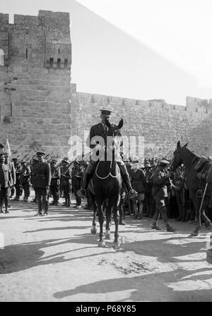 Fotografia del maresciallo di campo Edmund Allenby (1861-1936) entrando in Gerusalemme. Datata 1917 Foto Stock