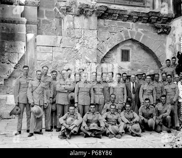 Fotografia di un militare inglese gruppo in Gerusalemme nel cortile del Santo Sepolcro in chiesa durante il mandato della Palestina. Datata 1920 Foto Stock