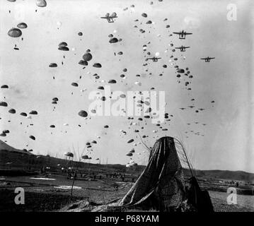 Fotografia di paracadutisti della 187th RCT paracadutismo da C-119's di tagliare la ritirata le unità nemiche a sud di Munsan, Corea. Datato 1951 Foto Stock