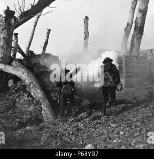 Fotografia di soldati americani avanzante su un bunker tedesco posizione, durante la Prima Guerra Mondiale. Datata 1918 Foto Stock