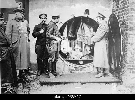 Fotografia di disinfezione del vestiario dei prigionieri russi durante la Prima Guerra Mondiale. Datata 1915 Foto Stock