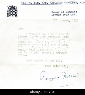 Lettera da Margaret Thatcher (1925-2013) il Primo Ministro del Regno Unito e leader del partito conservatore. Datata 1975 Foto Stock