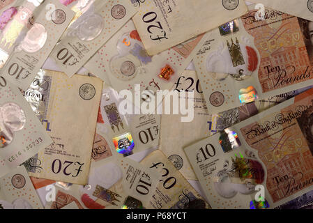 Un gran numero di valuta britannica di venti e dieci pound banconote come immagine di sfondo. Foto Stock