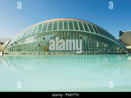 14 Ottobre 2009 - Valencia, Spagna - L'Hemisferic (Round edificio in vetro nel centro. La struttura fa parte di dell'architetto Santiago Calatrava Ciudad Foto Stock