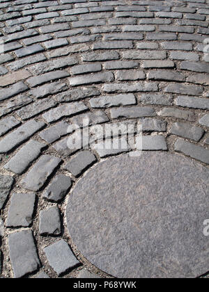 Il granito sett su strade acciottolate in cerchio design Foto Stock