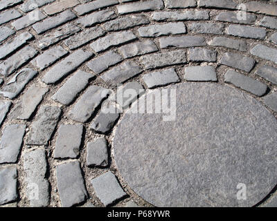 Il granito sett su strade acciottolate in cerchio design Foto Stock