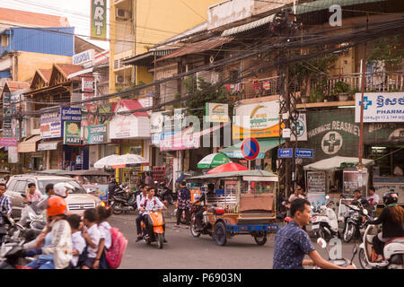 Scena di strada su una strada nella città di Phnom Penh in Cambogia. Cambogia, Phnom Penh, novembre 2017, Foto Stock