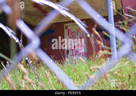 Spooky Red Graffiti su edificio abbandonato la porta; bambini Centro di Detenzione a Concord, NC Foto Stock