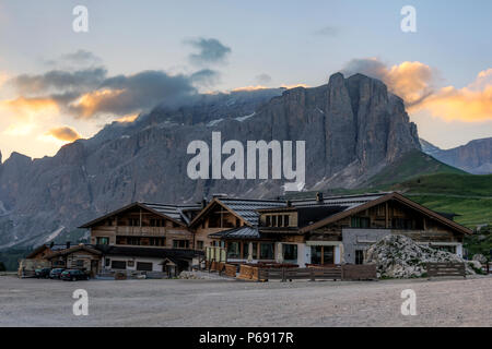 Il Sassolungo, il Passo di Sella, Dolomiti, Trentino, Alto Adige, Italia, Europa Foto Stock