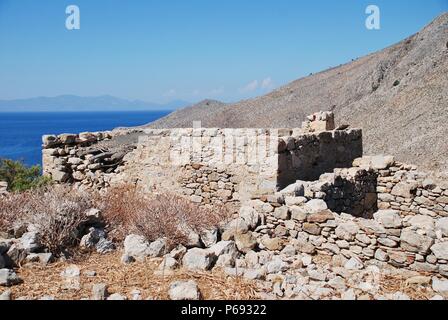 I resti del villaggio abbandonato di Gera sull'isola greca di Tilos. Foto Stock