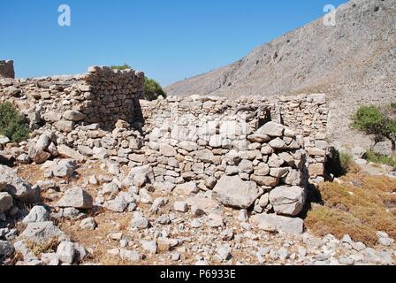 I resti del villaggio abbandonato di Gera sull'isola greca di Tilos. Foto Stock