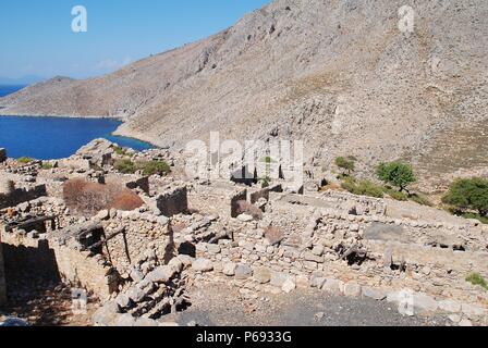 I resti del villaggio abbandonato di Gera sull'isola greca di Tilos. Foto Stock