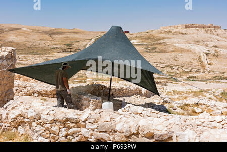 In corso di scavo archeologico, scoperta e restauro al Tel Arad in Israele Foto Stock