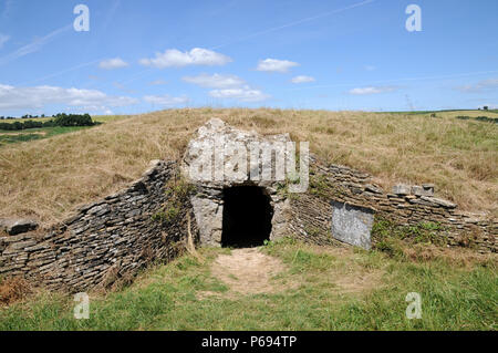 Stoney Littleton Longbarrow, vicino a bagno nell'Inghilterra occidentale, è uno dei paesi più belli del Neolitico accesible chambered tombe. Foto Stock