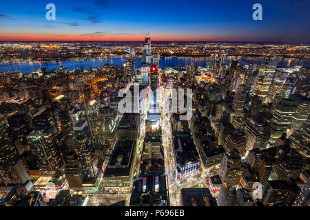 New York City, NY, STATI UNITI D'AMERICA - Mach 11, 2018: vista aerea di Midtown West Manhattan con nuovi cantieri Hudson grattacieli in costruzione al crepuscolo. Foto Stock