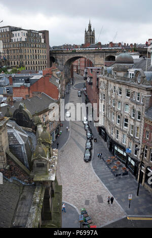 Una vista dal Tyne Bridge cercando lungo Sandhill alla Cattedrale, il Quayside area di Newcastle-upon-Tyne, Regno Unito Foto Stock