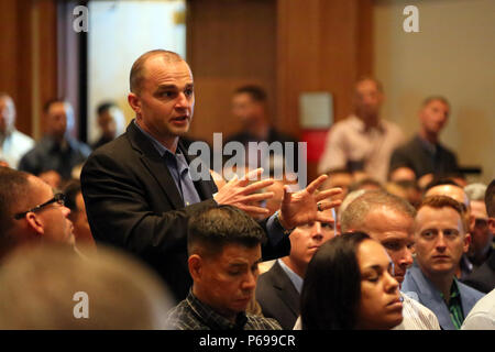 I partecipanti forniscono un feedback durante il quarantacinquesimo annuale di Marine Corps Aviation Association Simposio e aviazione Marino Vertice di New Bern, N.C., 17 maggio 2016. Centinaia di aviatori navali riuniti presso il centro congressi per l'apertura breve al giro evento. Alti dirigenti si sono riuniti per discutere del futuro della Marine Corps aviazione e le fasi il corpo è tenuto a raggiungere i suoi obiettivi.(STATI UNITI Marine Corps foto di Cpl. N.W. Huertas/rilasciato) Foto Stock