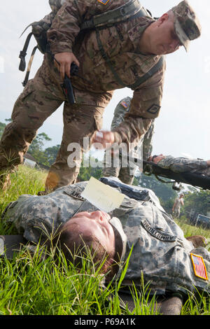 Stati Uniti Il personale dell'esercito Sgt. Robert MacConaugha della riserva di esercito Comando medici, valuta il paziente Spc. Virginia Armstrong della 875th Forward Support Company, durante una preparazione medica in esercizio la Blanca, Guatemala, 26 maggio 2016. Task Force il lupo rosso e l'esercito a sud conduce civile umanitario Assistenza Formazione per includere tatical livello i progetti di costruzione e preparazione medica Esercizi di formazione fornendo accesso a medici e la costruzione di scuole in Guatemala con il governo Guatamalan e non le agenzie di governo dal 05MAR16 a 18GIU16 al fine di migliorare la disponibilità di missione delle forze Usa un Foto Stock