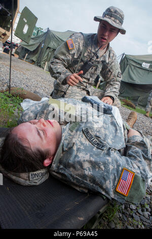 Stati Uniti Army Spc. Michael Williams del 296massa unità di ambulanza, Arkansas Guardia nazionale, preforme Tactical Combat Casualty Care (TCCC) durante una preparazione medica in esercizio la Blanca, Guatemala, 26 maggio 2016. Task Force il lupo rosso e l'esercito a sud conduce civile umanitario Assistenza Formazione per includere tatical livello i progetti di costruzione e preparazione medica Esercizi di formazione fornendo accesso a medici e la costruzione di scuole in Guatemala con il governo Guatamalan e non le agenzie di governo dal 05MAR16 a 18GIU16 al fine di migliorare la disponibilità di missione delle forze degli Stati Uniti e per fornire a l Foto Stock