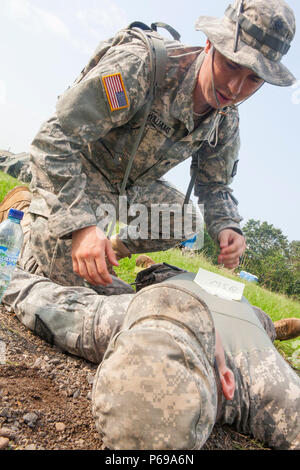 Stati Uniti Army Spc. Michael Williams del 296massa unità di ambulanza, Arkansas Guardia nazionale, preforme Tactical Combat Casualty Care (TCCC) durante una preparazione medica in esercizio la Blanca, Guatemala, 26 maggio 2016. Task Force il lupo rosso e l'esercito a sud conduce civile umanitario Assistenza Formazione per includere tatical livello i progetti di costruzione e preparazione medica Esercizi di formazione fornendo accesso a medici e la costruzione di scuole in Guatemala con il governo Guatamalan e non le agenzie di governo dal 05MAR16 a 18GIU16 al fine di migliorare la disponibilità di missione delle forze degli Stati Uniti e per fornire a l Foto Stock