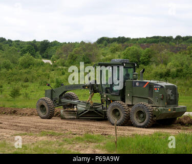 Membri della BiH le forze armate a lavorare per preparare un forward base operativa in Manjača, Bosnia e Erzegovina, 25 maggio 2016. Il AFBiH ospiterà un prossimo esercizio regionale (REGEX16), che è programmato per avere luogo ott. 17 a 28, 2016. REGEX16 sarà un singolo servizio di esercizio con focus su come organizzare e condurre una brigata regionale esercizio di livello in conformità con le procedure della NATO e standard. Foto Stock