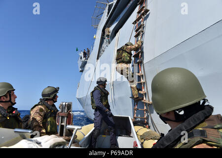 160525-N-XT273-191 Mare Mediterraneo (25 maggio 2016) i marinai italiani e marines partecipare ad una simulazione di visita, scheda, ricerca e sequestro trapano di imbarco a bordo della Royal nave marocchina P611 durante l'esercizio Phoenix Express 2016, maggio 25. Phoenix Express è un U.S. Africa Command-sponsorizzato multinazionale esercizio marittimo progettato per aumentare la sicurezza marittima e la sicurezza nel Mediterraneo. (U.S. Foto di Marina di Massa lo specialista di comunicazione 2a classe Justin Stumberg/rilasciato) Foto Stock