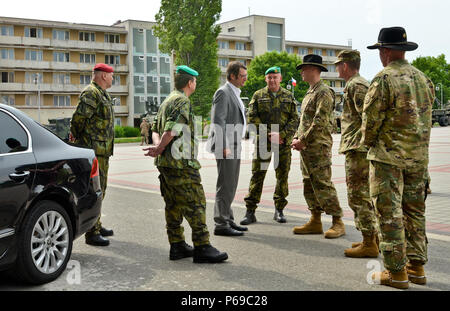 Il colonnello John Meyer (terzo da destra), il comandante del reggimento per 2° reggimento di cavalleria, Col. John Burbank (secondo da destra), Esercito attaché, Lt. Col. Deric Holbrook (a destra), 2° Cav. Reg. commander e Col. Josef Kopecky (centro), comandante dell esercito di Vyskov installazione, salutare Repubblica Ceca vice ministro della difesa Jakub Landovsky (terzo da sinistra) come era arrivato in Vyskov, Repubblica ceca, 28 maggio. Soldati completato la seconda gamba della loro strada tattico di marzo in Stryker lottare contro i veicoli da Rose caserma, alla Germania di Tapa zona di addestramento militare, Estonia. Durante il loro viaggio di circa 1.400 Soldi Foto Stock