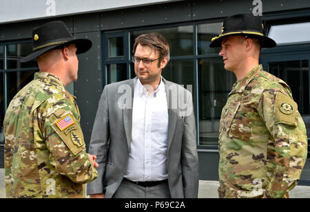 Il colonnello John Meyer (a destra), il comandante del reggimento per 2° reggimento di cavalleria e il tenente Col. Deric Holbrook (a destra), 2° Cav. Reg. comandante dello squadrone, parlare con il Vice Ministro della difesa PhD. Mons. Jakub Landovsky (centro), in Vyskov, Repubblica ceca, 28 maggio. Soldati completato la seconda gamba della loro strada tattico di marzo in Stryker lottare contro i veicoli da Rose caserma, alla Germania di Tapa zona di addestramento militare, Estonia. Durante il loro viaggio di circa 1.400 soldati, a 400 veicoli, sarà copre oltre 2.200 chilometri, attraverso sei paesi. Corsa di Dragoon è condotta per convalidare la nostra collaborazione alleati" Foto Stock