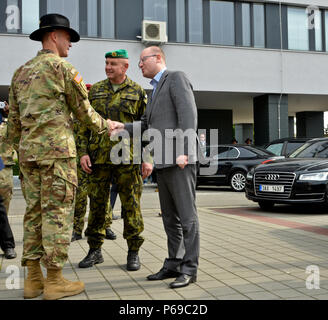 Il colonnello John Meyer (sinistra), il comandante del reggimento per 2° reggimento di cavalleria, saluta Bohuslav Sobotka (a destra), il Primo Ministro della Repubblica ceca, mentre Col. Josef Kopecky (centro), comandante dell esercito di Vyskov installazione, guarda, Vyskov, Repubblica ceca, 28 maggio. Il Primo Ministro ha visitato per soddisfare U.S. I soldati e i leader come parte di esercizio corsa Dragoon. Soldati completato la seconda gamba della loro strada tattico di marzo in Stryker lottare contro i veicoli da Rose caserma, alla Germania di Tapa zona di addestramento militare, Estonia. Durante il loro viaggio di circa 1.400 soldati, a 400 veicoli, sarà coveri Foto Stock