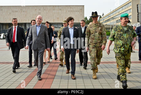 Il Primo Ministro della Repubblica ceca, Bohuslav Sobotka (da sinistra a destra), IL GOVERNO DEGLI STATI UNITI Ambasciatore della Repubblica ceca Andrew Shapiro, Col. John Meyer, comandante Regimental per 2° reggimento di cavalleria e il Mag. Gen. Jan Gurnik camminare insieme durante un comune display statico in Vyskov, Repubblica ceca, 28 maggio. Il Primo Ministro ha visitato per soddisfare U.S. I soldati e i leader come parte di esercizio corsa Dragoon. Soldati completato la seconda gamba della loro strada tattico di marzo in Stryker lottare contro i veicoli da Rose caserma, alla Germania di Tapa zona di addestramento militare, Estonia. Durante il loro viaggio di circa 1,400 soldati Foto Stock